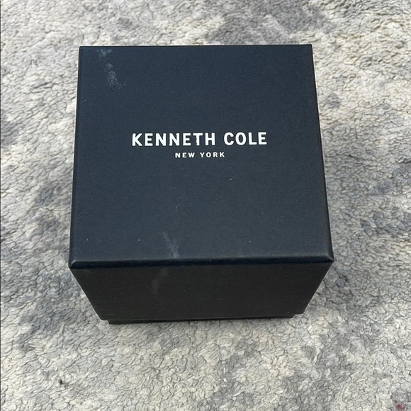NIB Kenneth Cole Classic Watch Stainless Steel Back Water Resistant - Picture 7 of 7
